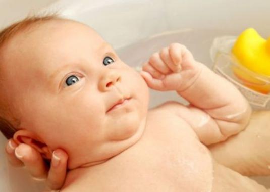 मुझे अपने बच्चे को कितनी बार स्नान करना चाहिए?